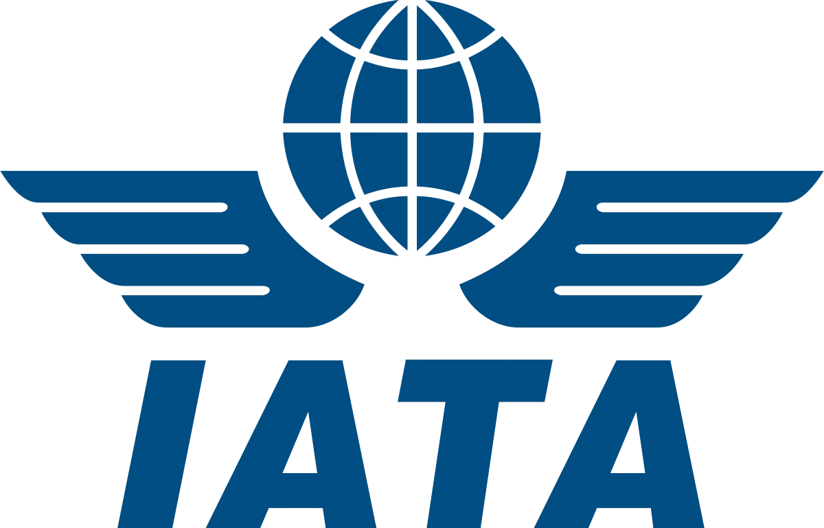 藍色機翼與地球造型構成的 IATA 官方視覺圖案。 IATA 認證象徵業者符合國際航空標準，提升旅遊與簽證服務端的專業度與安全感。
