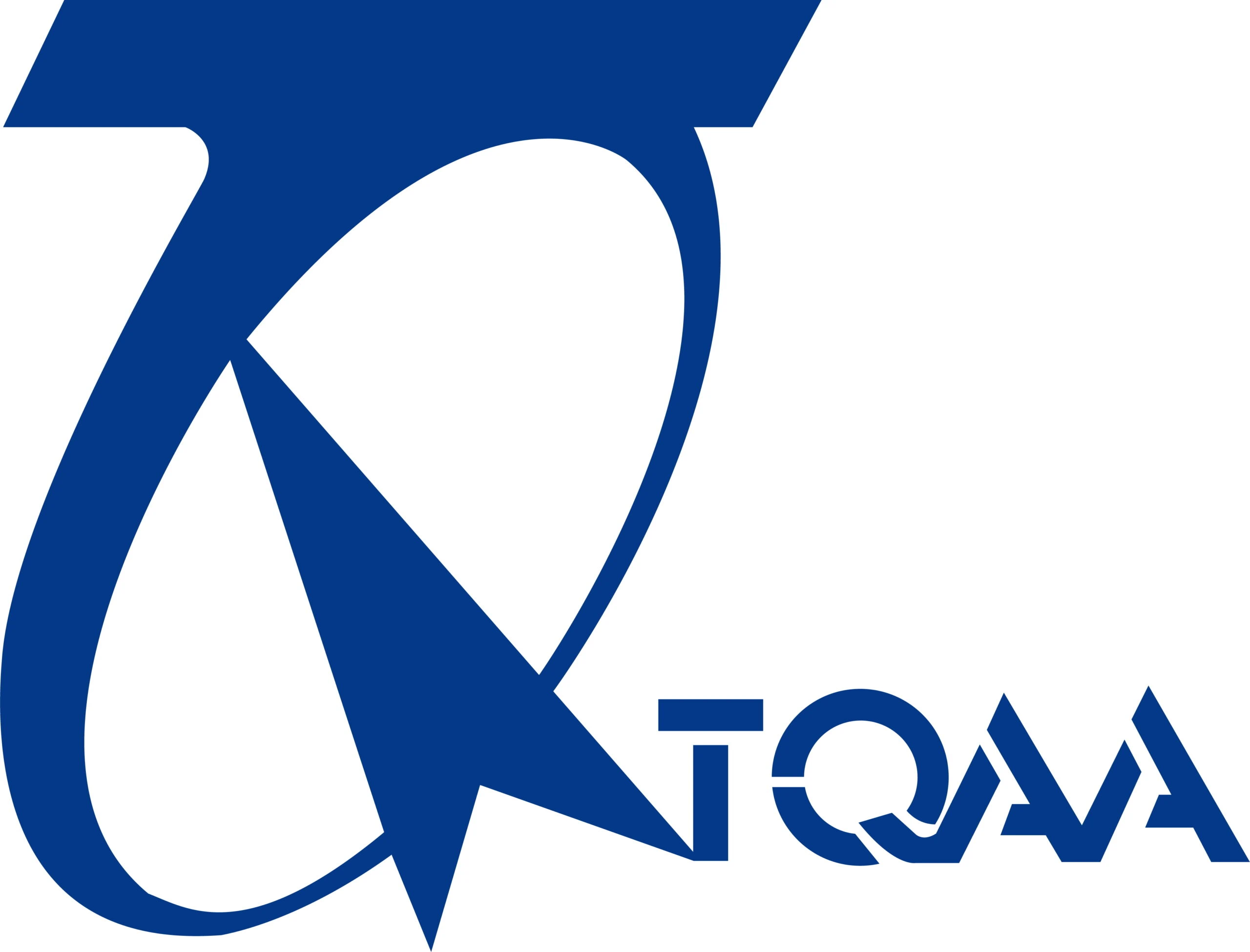 藍色線條構成的 TQAA 形象圖案，代表旅遊業服務品質與管理制度。 此標誌常用於提升旅遊業者公信力，象徵服務流程受到品質機構的關注與鼓勵。