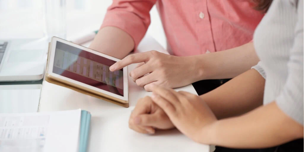 圖片中顯示兩位使用者正在平板上檢視申請內容，象徵UAE簽證王提供的線上指引、文件協助與逐步確認服務。此圖用於提升專業可信度，代表申請過程有人協助、安心順暢。