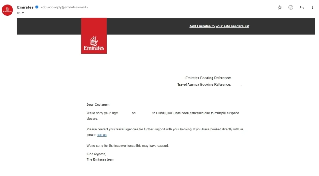 該圖片為阿聯酋航空（Emirates）發送的電子郵件通知畫面，上方顯示品牌標誌與寄件信箱，內容說明原定飛往杜拜（Dubai, DXB）的航班因空域關閉而取消。信件中提到旅客需聯繫旅行社或航空公司取得後續協助，並附上道歉聲明。整體畫面呈現航班因突發空域限制而取消的官方通知內容，反映國際航班受政策或安全因素影響的情況。